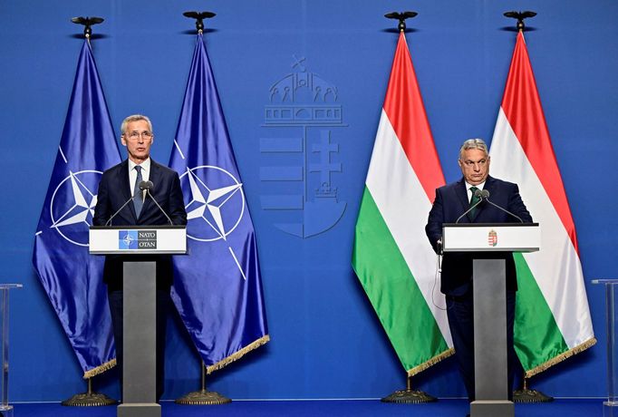 Šéf NATO Jens Stoltenberg a maďarský premiér Viktor Orbán na tiskové konferenci v Budapešti 12. června 2024