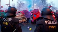 Už časně ráno se ale radikální část demonstrantů střetla s policisty, házela po nich dlažební kostky a zapálila nejméně tři hlídková auta.