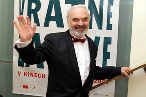 Vratné lahve otce a syna Svěrákových měly včera premiéru, dnes jdou do kin