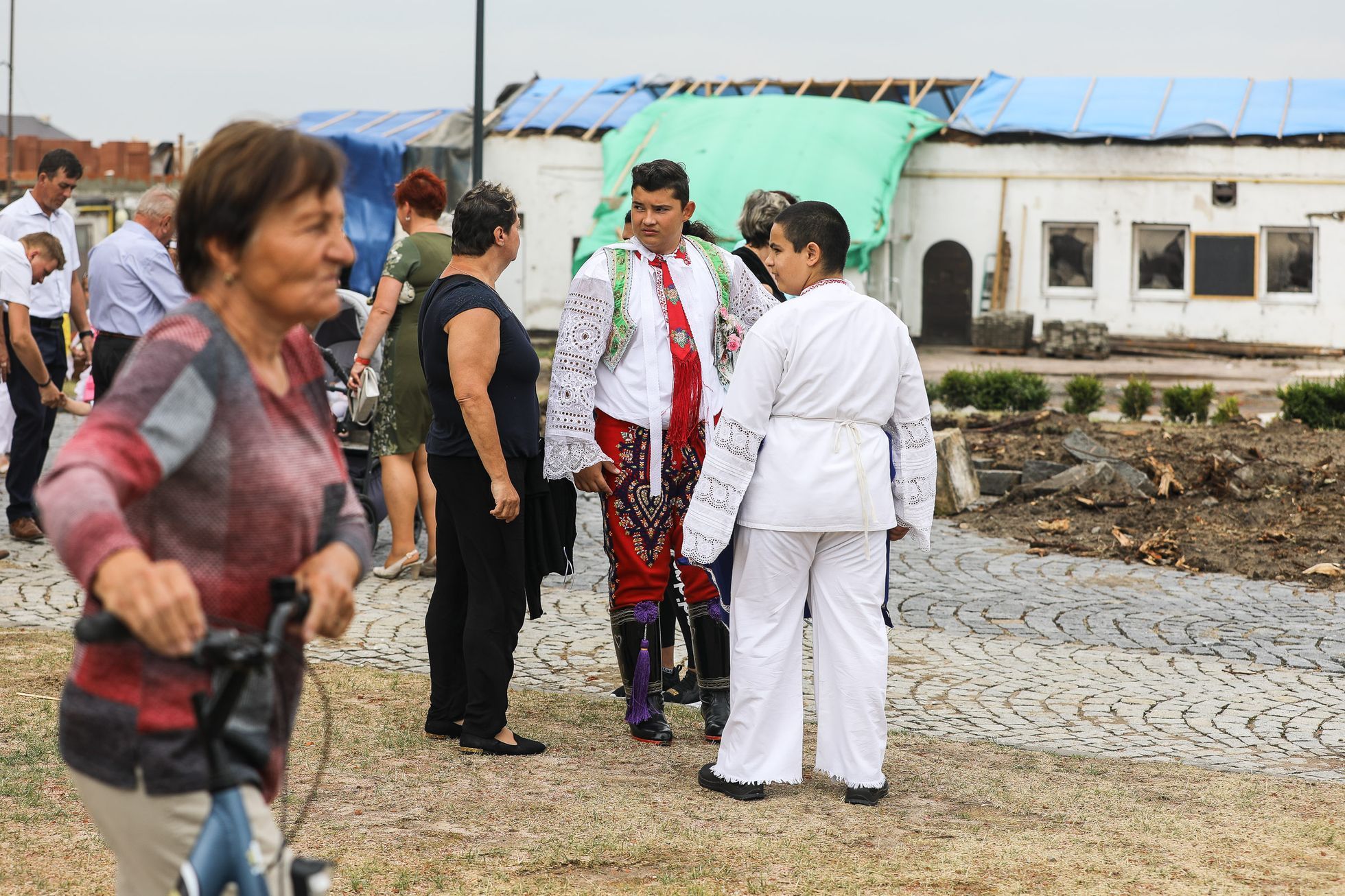 Obce zasažené tornádem, měsíc poté, hody - pouť, kroje, tradice, folklór - Mikulčice, Moravská Nová Ves, Hrušky, Hodonínsko, tornádo