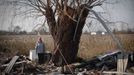 Susan Aman poses for a photograph as she searches through debris for personal belongings from her father's home in Oakwood Beach, Staten Island November 14, 2012. At least 23 people died on Staten Island due to Hurricane Sandy most from drowning in storm surge flooding. Picture taken November 14, 2012. REUTERS/Mike Segar (UNITED STATES - Tags: DISASTER ENVIRONMENT) ATTENTION EDITORS PICTURE 16 OF 19 FOR PACKAGE 'SURVIVING SANDY' SEARCH 'SEGAR SANDY' FOR ALL PICTURES Published: Lis. 20, 2012, 3:31 odp.