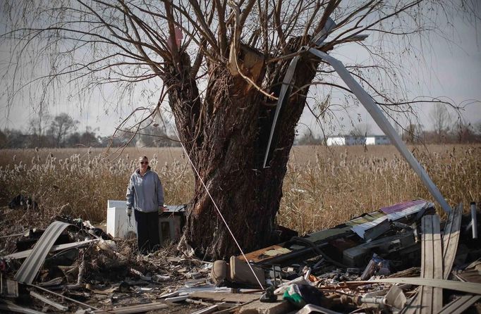 Susan Aman poses for a photograph as she searches through debris for personal belongings from her father's home in Oakwood Beach, Staten Island November 14, 2012. At least 23 people died on Staten Island due to Hurricane Sandy most from drowning in storm surge flooding. Picture taken November 14, 2012. REUTERS/Mike Segar (UNITED STATES - Tags: DISASTER ENVIRONMENT) ATTENTION EDITORS PICTURE 16 OF 19 FOR PACKAGE 'SURVIVING SANDY' SEARCH 'SEGAR SANDY' FOR ALL PICTURES Published: Lis. 20, 2012, 3:31 odp.