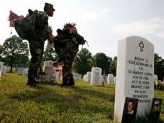Američtí vojáci na hřbitově v Arlingtonu,kde jsou mezi padlými z jiných válek pochováni i jejich kolegové, kteří zahynuli během posledních tří let v Iráku.