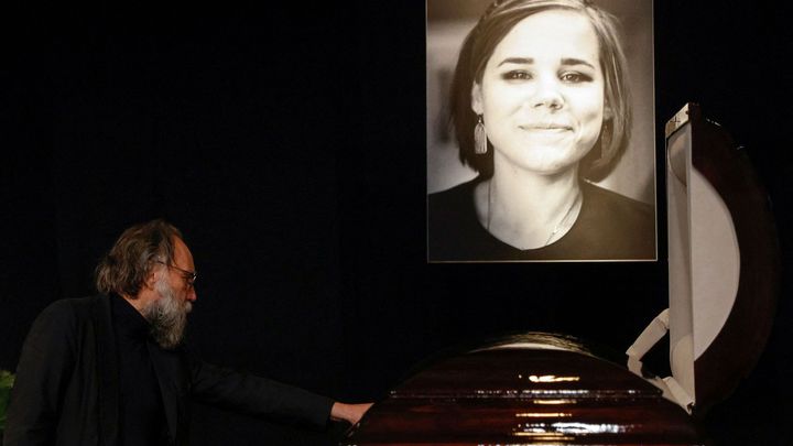 Pohřeb Duginové se konal v moskevském televizním studiu. Zemřela za národ, řekl otec; Zdroj foto: Reuters