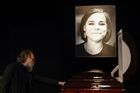 Pohřeb Darji Duginové. Na fotografii je její otec, ruský ideolog Alexandr Dugin.
