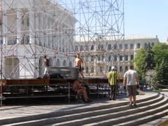 Budování zóny pro fanoušky na náměstí Nezávislosti. Místě, kde se odehrávala v roce 2004 Oranžová revoluce, v níž hrála nyní věznená Julija Tymošenková ústřední roli.