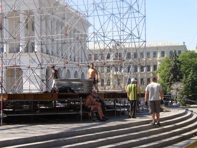 Budování zóny pro fanoušky na náměstí Nezávislosti. Místě, kde se odehrávala v roce 2004 Oranžová revoluce, v níž hrála nyní věznená Julija Tymošenková ústřední roli.