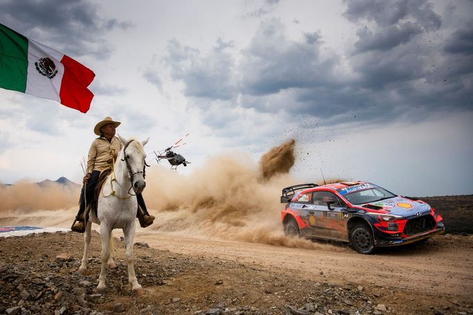 Thierry Neuville v Hyundai při Mexické rallye 2020.