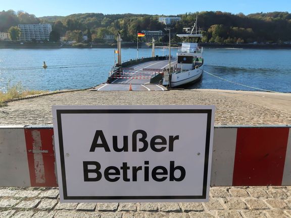 "Mimo provoz," vzkazuje přístav v německém městě Bonn nákladním lodím. 
