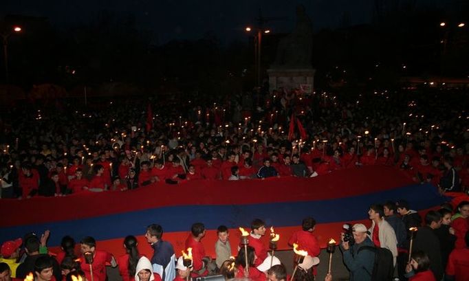 Lidé nesou arménskou vlajku během pochodu v Jerevanu