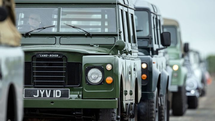 Nesmrtelné železo pro platinovou královnu. Co a koho uvidíte v dnešním průvodu?; Zdroj foto: Jaguar Land Rover