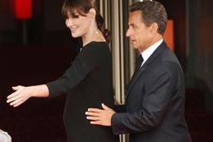 Sarkozymu se narodila dcera, porod nestihl kvůli euru