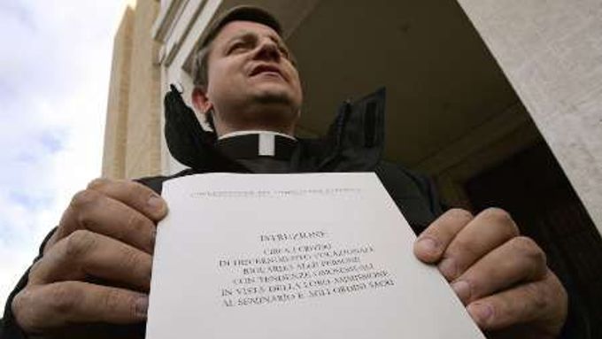 Polský kněz Jarek Cielecki ukazuje oficiální vatikánský dokument, který stanovuje podmínky pro kněží.