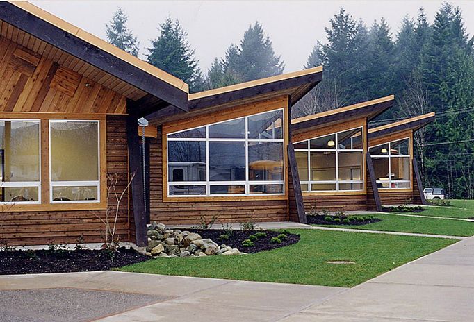 Škola - Tseshaht Ha-Ho-Payuk School, Port Alberni, British Columbia Postaveno členy komunity původních obyvatel Severní Ameriky Tseshaht First Nation community. Stavba získala řadu kanadských i mezinárodních ocenění.   