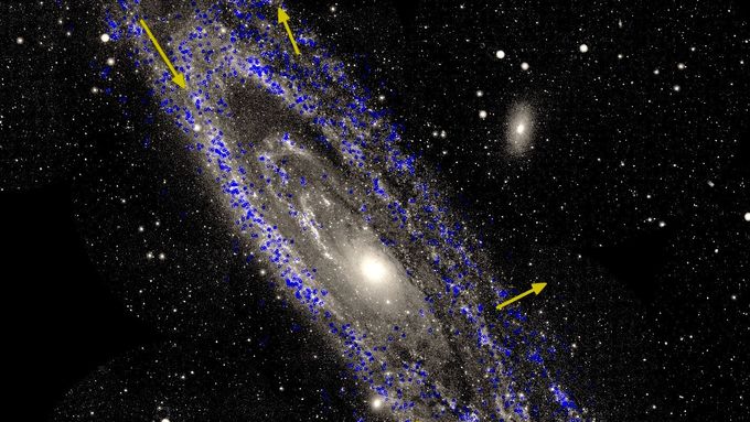 Pohyb hvězd v galaxii v Andromedě.