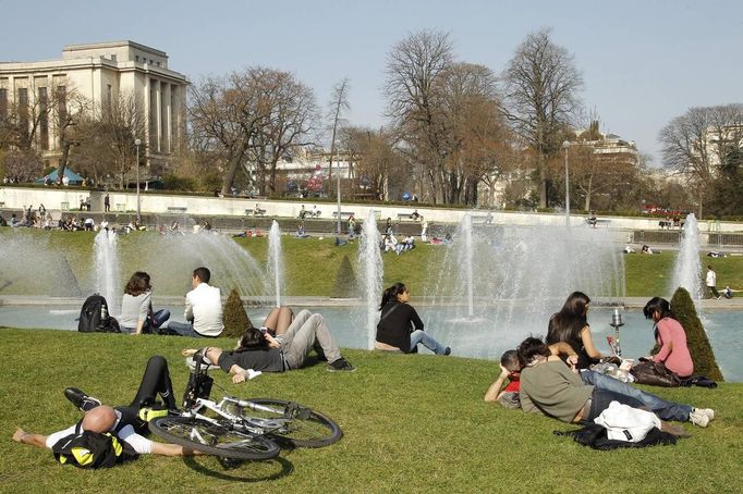 Fontány na náměstí Trocadero v Paříži. 17. března 2012.