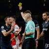 fotbal, anglická liga 2021/2022, Premier League - Arsenal v West Ham United, Vladimír Coufal, žlutá karta