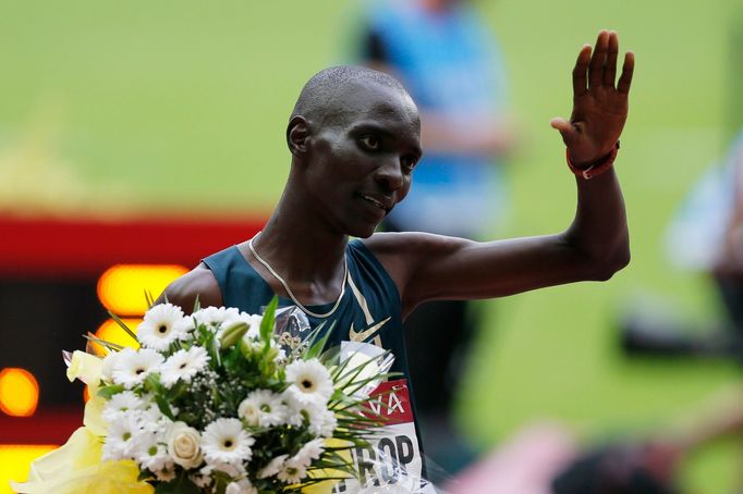 Asbel Kiprop se raduje na mítinku Diamantové ligy v Paříži