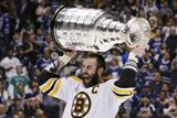 Á propos, Stanley Cup. Jeho stávajícími držiteli jsou hokejisté Los Angeles, před kterými se z titulu radoval Boston Bruins (na snímku).
