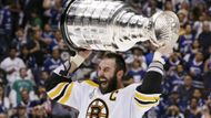 Á propos, Stanley Cup. Jeho stávajícími držiteli jsou hokejisté Los Angeles, před kterými se z titulu radoval Boston Bruins (na snímku).