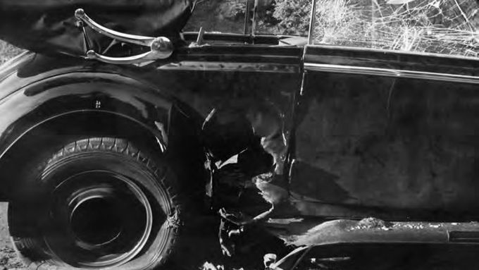 Bomba roztrhala kapotáž vozu a jedna ze střepin vnikla hluboko do Heydrichových zad. | Foto: Reprofoto z publikace V. Šusteka "Atentát a druhé stanné právo na území protektorátu Čechy a Morava".