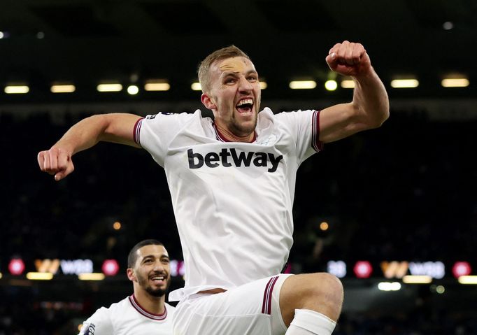 Tomáš Souček slaví vítězný gól West Hamu na hřišti Burnley.