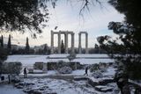 Další zasněžený snímek z Atén zachycuje Diův chrám. Fotografii pořídil Alkis Konstantinidis.