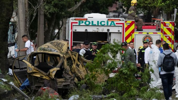 Nejméně 18 lidí přišlo o život a desítky dalších byly zraněny při dvou útocích v Kolumbii.