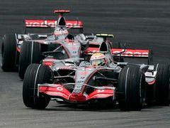Lewis Hamilton vede Velkou cenu USA před stájovým kolegou z McLarenu Fernandem Alonsem.