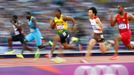 Jamajský sprinter Yohan Blake (uprostřed) běží v semifinále na 100 metrů během OH 2012 v Londýně.