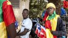 Young guys sell home-made French and Malian flags at a junction in downtown Bamako January 24, 2013. A split emerged on Thursday in the alliance of Islamist militant groups occupying northern Mali as French and African troops prepared a major ground offensive aimed at driving al Qaeda and its allies from their safe haven in the Sahara. REUTERS/Malin Palm (MALI - Tags: POLITICS CIVIL UNREST CONFLICT SOCIETY) Published: Led. 24, 2013, 6:56 odp.