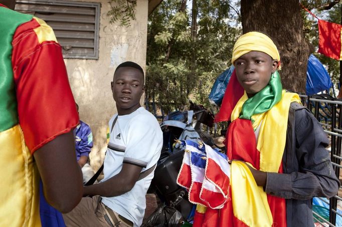 Young guys sell home-made French and Malian flags at a junction in downtown Bamako January 24, 2013. A split emerged on Thursday in the alliance of Islamist militant groups occupying northern Mali as French and African troops prepared a major ground offensive aimed at driving al Qaeda and its allies from their safe haven in the Sahara. REUTERS/Malin Palm (MALI - Tags: POLITICS CIVIL UNREST CONFLICT SOCIETY) Published: Led. 24, 2013, 6:56 odp.