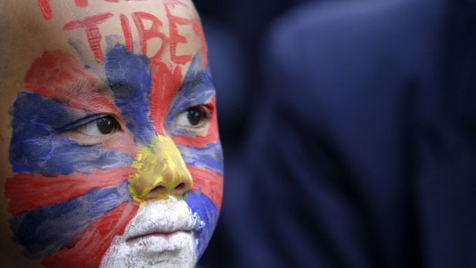 Tibetští exulanti v Indii konají protestní pochod za propuštění Gendün Čhökji Ňimy, jedenácté inkarnace pančhenlamy.