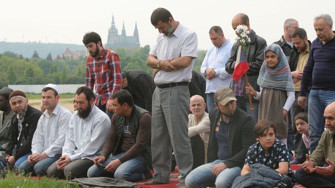 "Protest prayer" in front of Interior Ministry by members of Czech Republic's Muslim community