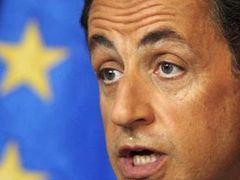 Kandidát vládní pravice Nicolas Sarkozy se utká se ženou - Ségolene Royalovou.