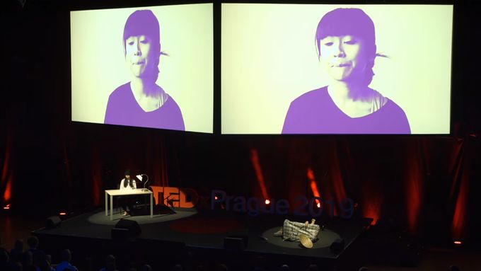 Ňun & Ví a jejich vystoupení "A odkud jste doopravdy" na konferenci TEDxPrague