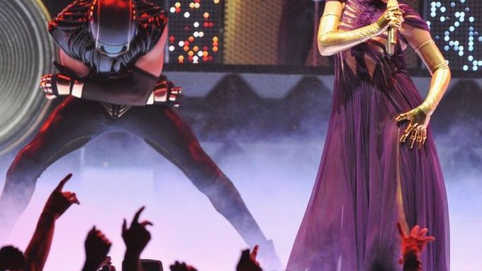 Kylie Minogue na pařížském koncertě, stejnou show předvedla i v Praze.