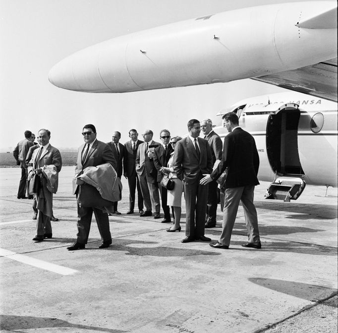 Přílet delegace z Hamburku na letišti Brno-Tuřiny během pořádaní mezinárodního veletrhu na brněnském výstavišti. Rok 1966