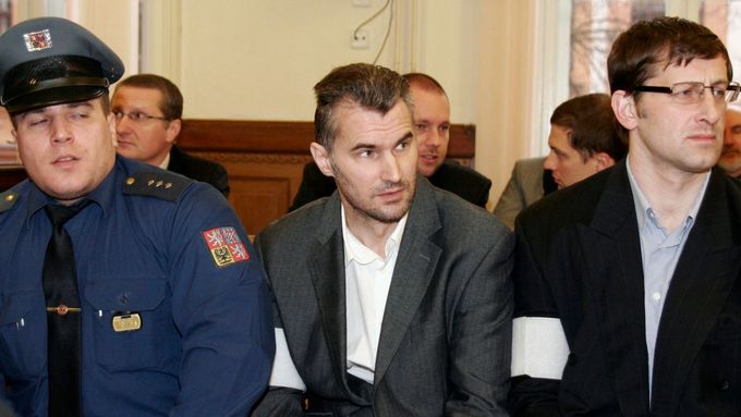 Pavlo Nikoljuk (uprostřed) už dostal v roce 2010 osmiletý trest za padělání, podvod a nedovolené ozbrojování.