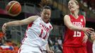 Česká basketbalistka Eva Vítečková blokuje Číňanku Zengju Maovou v turnaji OH 2012 v Londýně.