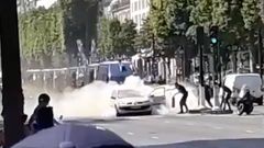 V Paříži explodovalo auto, které najelo do policejní dodávky