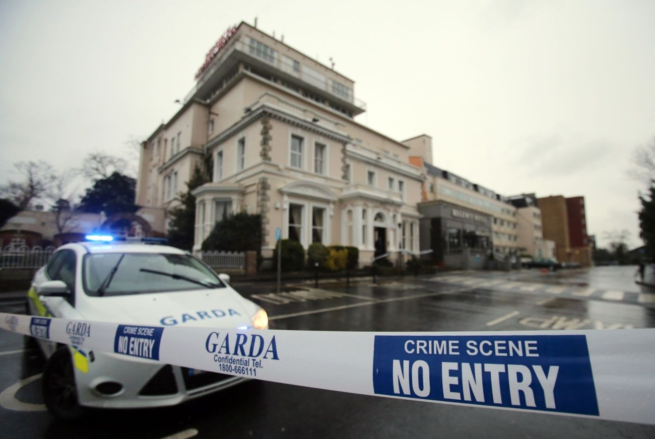 Irská policie před hotelem Regency v Dublinu