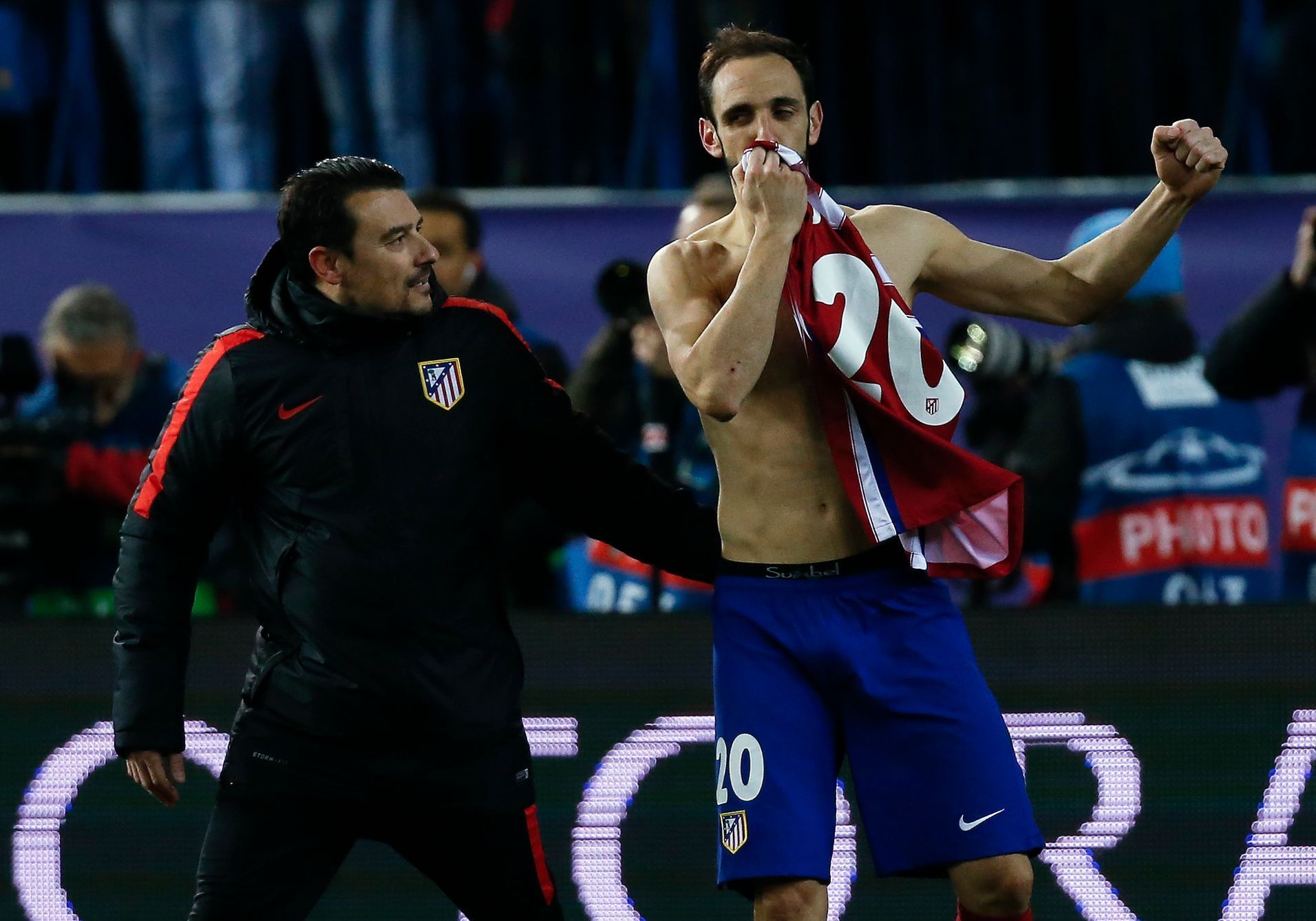 Juanfran slaví vítěznou penaltu v osmifinále Ligy mistrů 2016