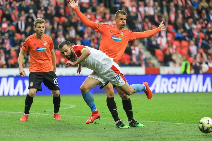 Faulovaný Josef Hušbauer v zápase nadstavby Slavia - Plzeň