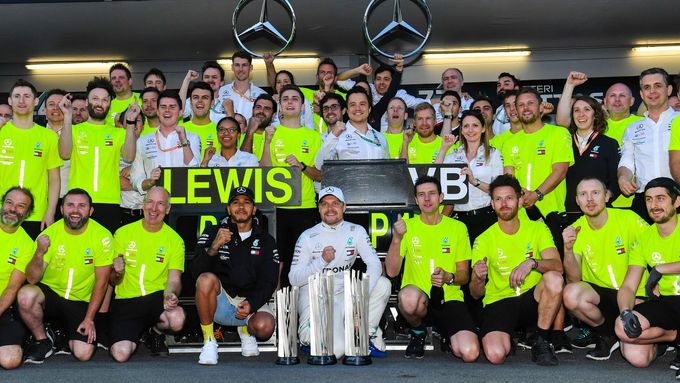 Lewis Hamilton a Valtteri Bottas po závodě v Baku,
