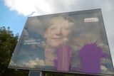 "Úspěšné Německo" - slogan současné kancléřky Angely Merkelové, která si podle průzkumů kráčí pro čtvrté vítězství v parlamentních volbách. Někteří Němci s ní ale nesouhlasí, názor vyjadřují i třeba cákancem barvy.