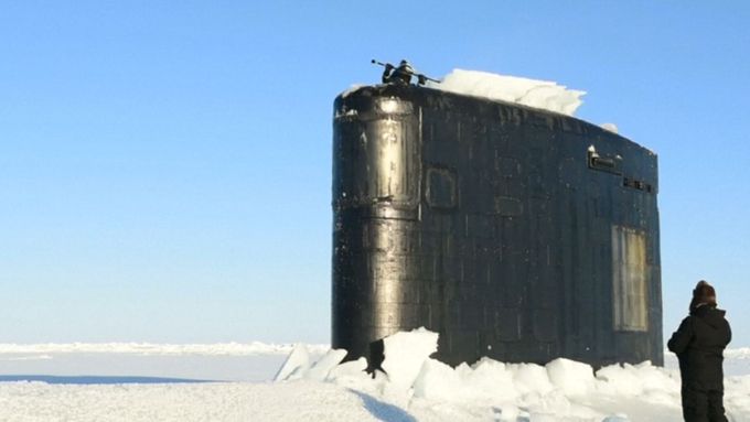 Námořnictvo Spojených států cvičí vynořování u ledového přístaviště Sargo, které je umístěno dvě stě kilometrů severně od Aljašky.