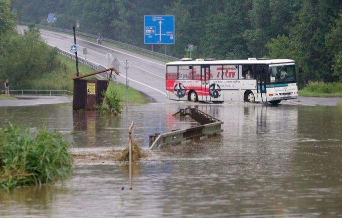 Rozvodněná řeka zaplavila silnici v Jablonném v Podještědí. Snímek ze 2. července 2009.