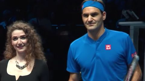 Smělá hosteska se zkusila s Federerem sblížit přímo před kamerami a takhle to dopadlo