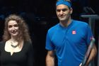 Smělá hosteska se zkusila s Federerem sblížit přímo před kamerami a takhle to dopadlo